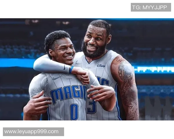 老父亲的骄傲詹姆斯分享多张身穿儿子布莱斯球衣观赛的温馨瞬间 老父亲的骄傲詹姆斯分享多张身穿儿子布莱斯球衣观赛的温馨瞬间